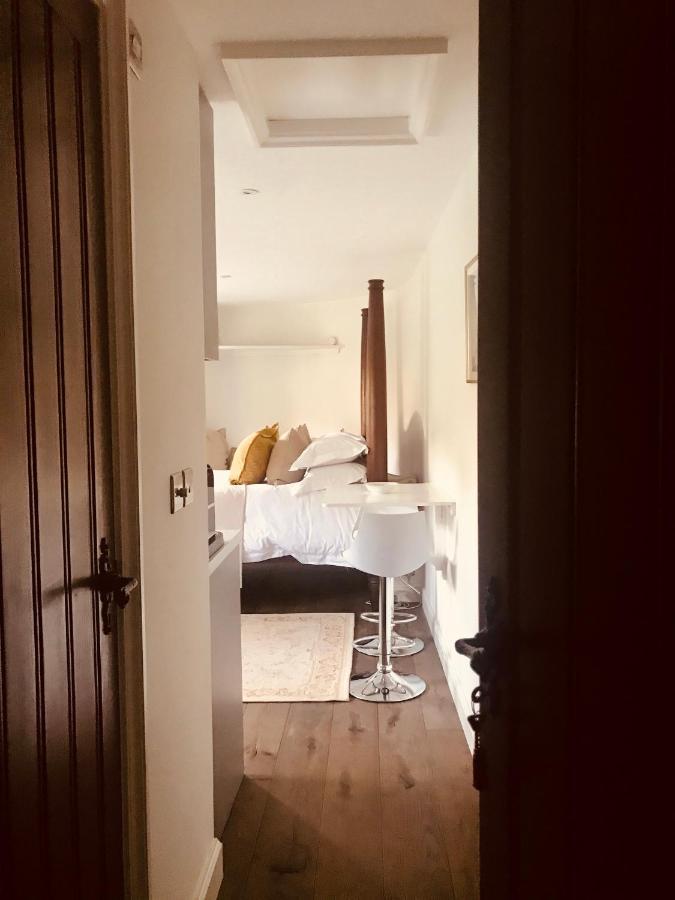 The Old Post Office Studio Apartment In A Beautiful Cotswold Village Cirencester Eksteriør billede