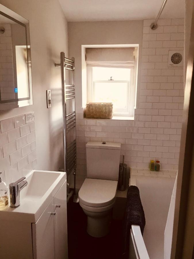 The Old Post Office Studio Apartment In A Beautiful Cotswold Village Cirencester Eksteriør billede